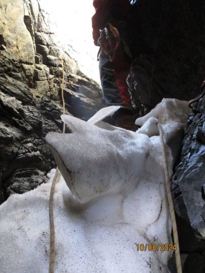 Schachthöhle mit Eispfropfen